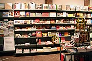 Ausstellugnskatalog und mehr gibts im Buchshop im Haus der Kunst (Foto: MartiN Schmitz)